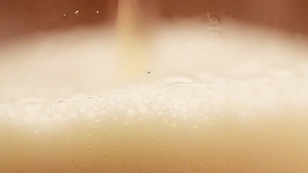 深色背景上有泡沫的啤酒杯 — 图库视频影像