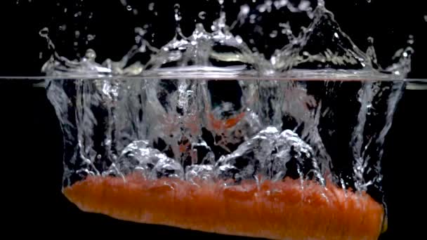 Carota Che Cade Nell Acqua Rallenta Movimento — Video Stock