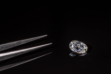 Siyah arkaplanda elmasların yakın plan görüntüsü