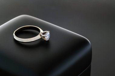 siyah arka plan üzerine elmas yüzük.