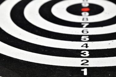 Beyaz arkaplanda okları olan hedef