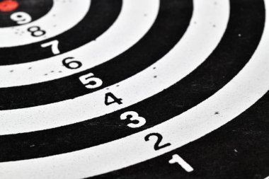 Beyaz arkaplanda siyah dart hedefi