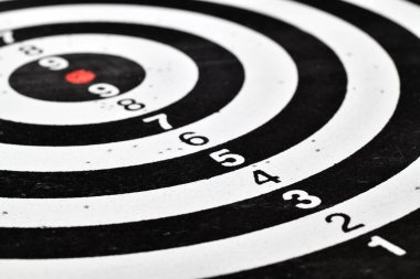 hedef siyah arkaplanda oklar ile