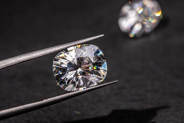 Siyah zemin üzerinde elmaslar olan elmas yüzük