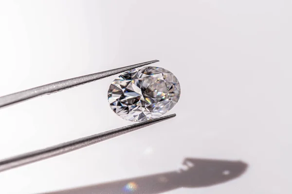 Beyaz arkaplanda elmaslı elmas yüzük