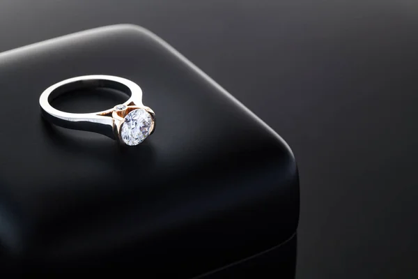 siyah arka plan üzerine elmas yüzük.