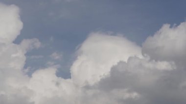 Güzel mavi gökyüzü hareket eden bulutlarla