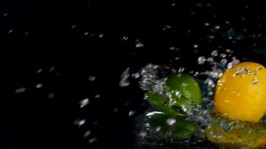 Taze limon ve limon yakın plan siyah zemin üzerinde süzülen su 