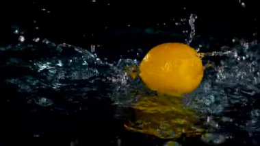 Siyah zemin üzerinde suyla süzülen taze limonlara yakın çekim 