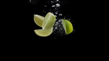 Siyah arkaplanda taze yeşil limon