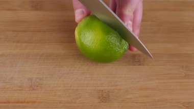 Lime 'ı doğrama tahtasından kesmek