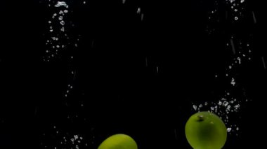 Siyah arkaplanda taze yeşil limon