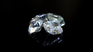 Siyah arkaplanda elmasların yakın plan görüntüsü