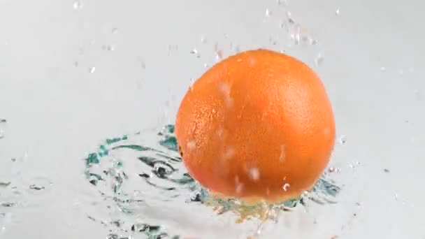 Grapefruit Mit Wasserspritzer Auf Hintergrund Nahaufnahme — Stockvideo