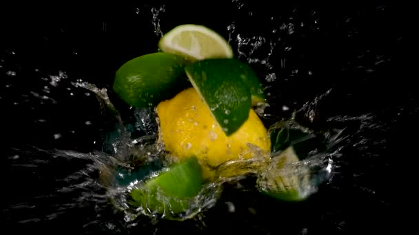 Gros Plan Citrons Frais Citrons Verts Éclaboussant Eau Sur Fond — Video