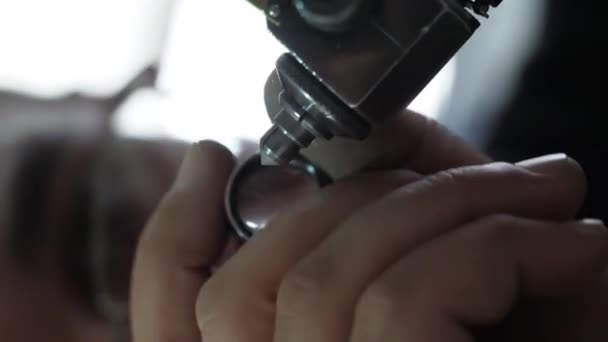 Diamant Grondig Onderzoeken Door Loupe — Stockvideo