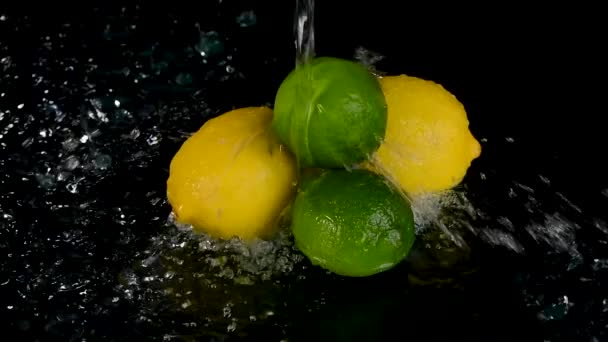 Крупный План Свежих Лимонов Лаймов Плескающихся Водой Черном Фоне — стоковое видео