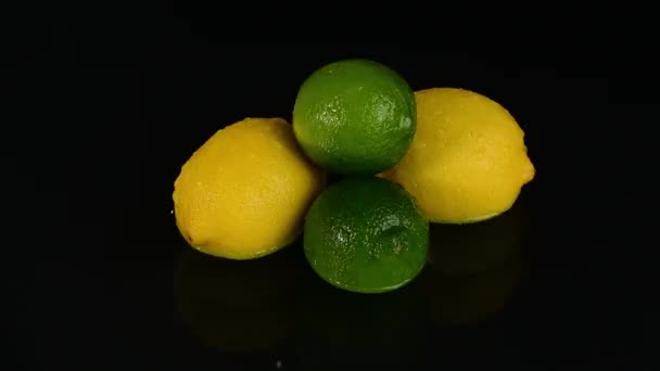 Gros Plan Citrons Frais Citrons Verts Éclaboussant Eau Sur Fond — Video