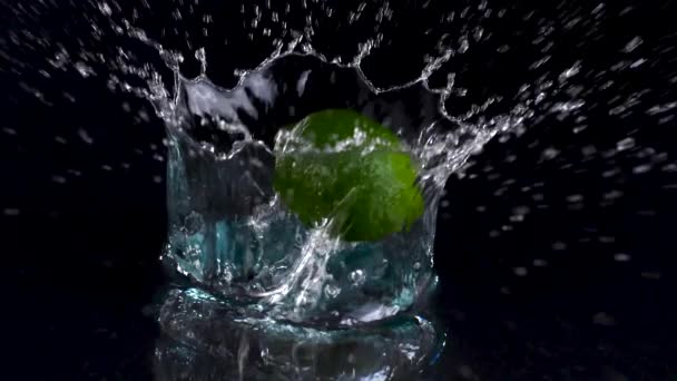 Primer Plano Limas Frescas Salpicando Por Agua Sobre Fondo Negro — Vídeo de stock