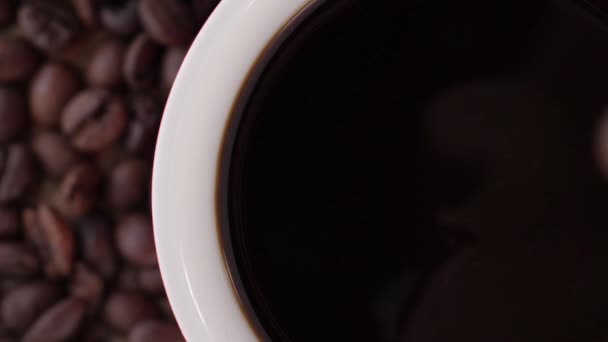 Zbliżenie Kropli Wpadających Filiżanki Kawy — Wideo stockowe