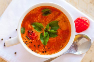 Kırmızı biber ve maydanozlu domates çorbası.