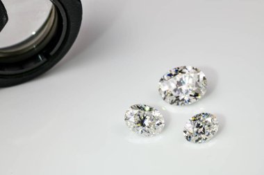 Güzel, lüks elmaslar arka planda, yakın plan