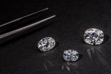 Siyah zemin üzerinde elmaslar olan elmas yüzük