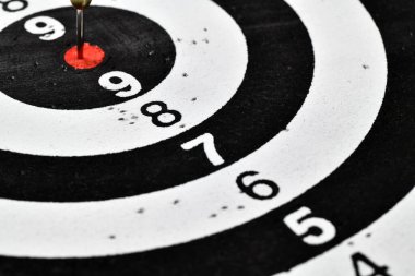 Siyah arkaplanda dartlar olan dart tahtası