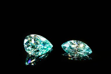 Siyah arka plan üzerine lüks elmas