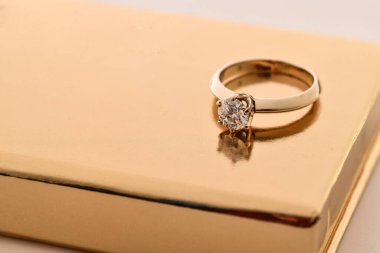 Nişan yüzüğü arka planda, kapatın.