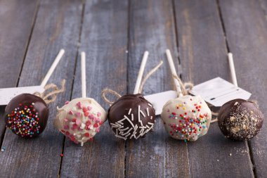 Tahta arka planda çikolatalı şekerler