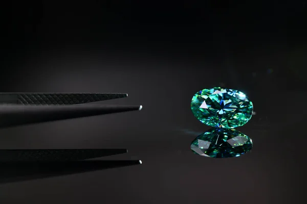 Belo Diamante Luxo Com Pinças — Fotografia de Stock