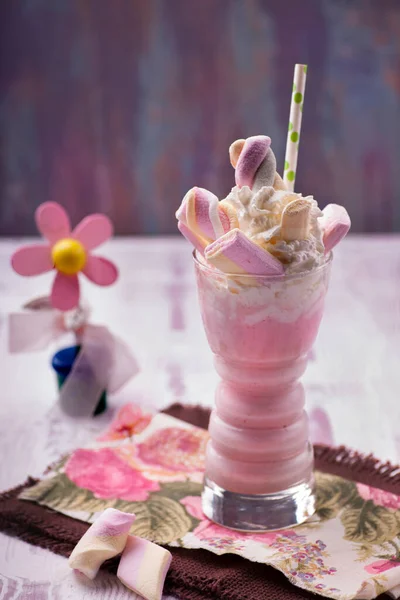 Eis Mit Rosa Und Lila Blüten Auf Einem Hölzernen Hintergrund — Stockfoto