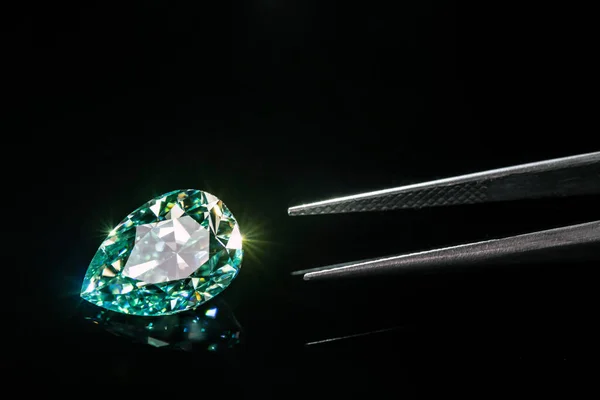 Luksusowy Diament Pęsetą Czarnym Tle — Zdjęcie stockowe