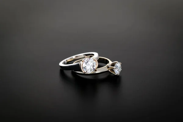 Ring Met Diamant Zwarte Achtergrond — Stockfoto