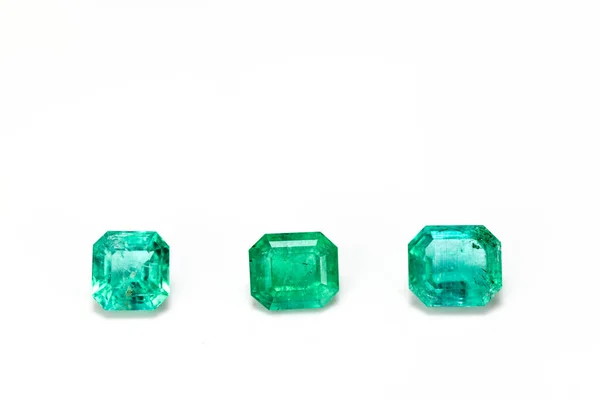 Emerald Drágakövek Fehér Háttér — Stock Fotó