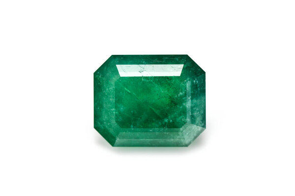 Изумрудные камни на белом фоне 