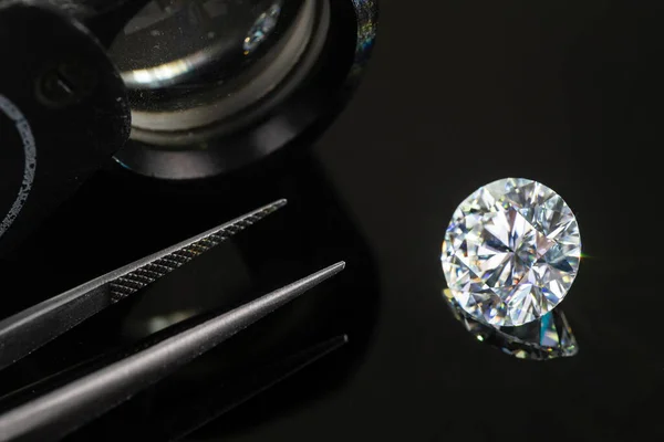 Güzel Diamond Gemstone Arka Planda Yakın Plan — Stok fotoğraf