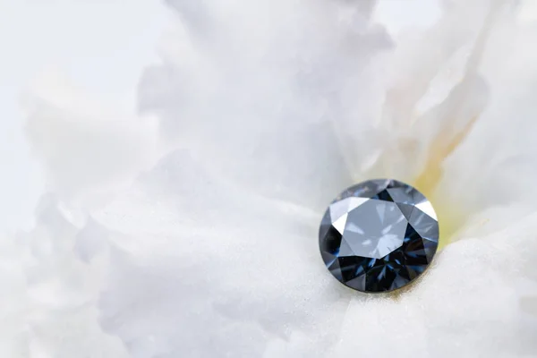 Diamante Lujo Con Flor Blanca —  Fotos de Stock