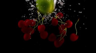 Taze meyveler suya düşüyor.