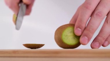 Kesme tahtasındaki Kiwi kesimi
