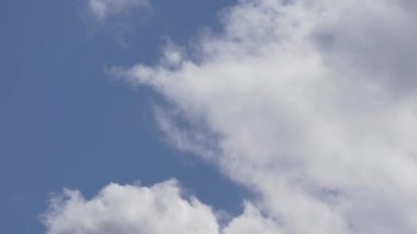 Güzel mavi gökyüzü hareket eden bulutlarla