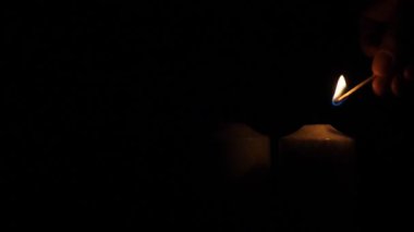 Karanlıkta El Işığı Mumları