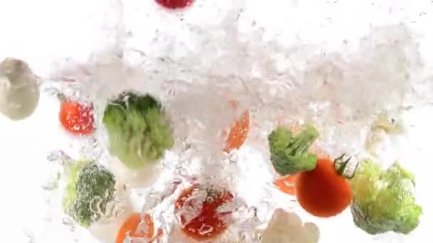 Veganes Essen Fällt Ins Wasser — Stockvideo