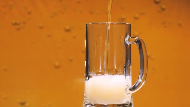 Vaso Cerveza Con Espuma Sobre Fondo Primer Plano — Vídeos de Stock