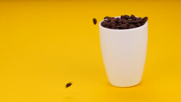 Leckere Kaffeetasse Mit Kaffeebohnen Hintergrund Nahaufnahme — Stockvideo