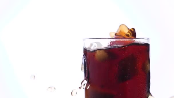 Glas Cola Mit Eiswürfeln Auf Weißem Hintergrund — Stockvideo
