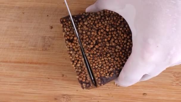 Snijden Van Volkoren Graanbrood Houten Plank — Stockvideo