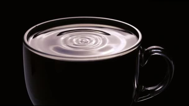Γυάλινο Κύπελλο Μαύρο Τσάι Στο Παρασκήνιο Κοντά — Αρχείο Βίντεο