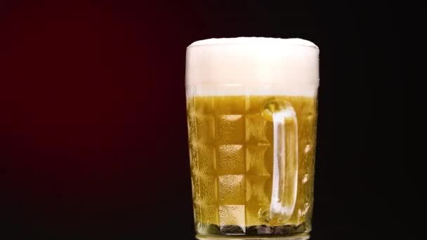 Vidro Cerveja Com Espuma Fundo Close — Vídeo de Stock